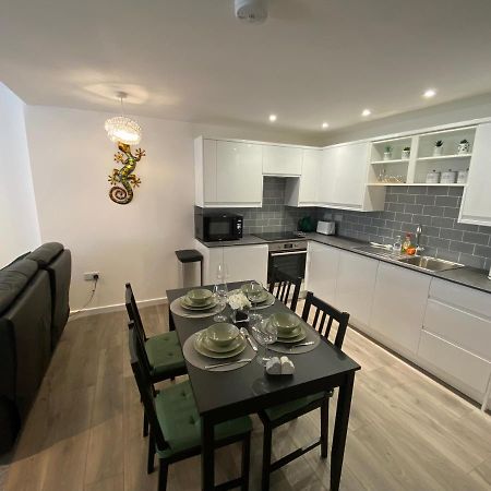 Modern 2 Bedroom Apartment, With Car Parking. Bitton Exterior foto